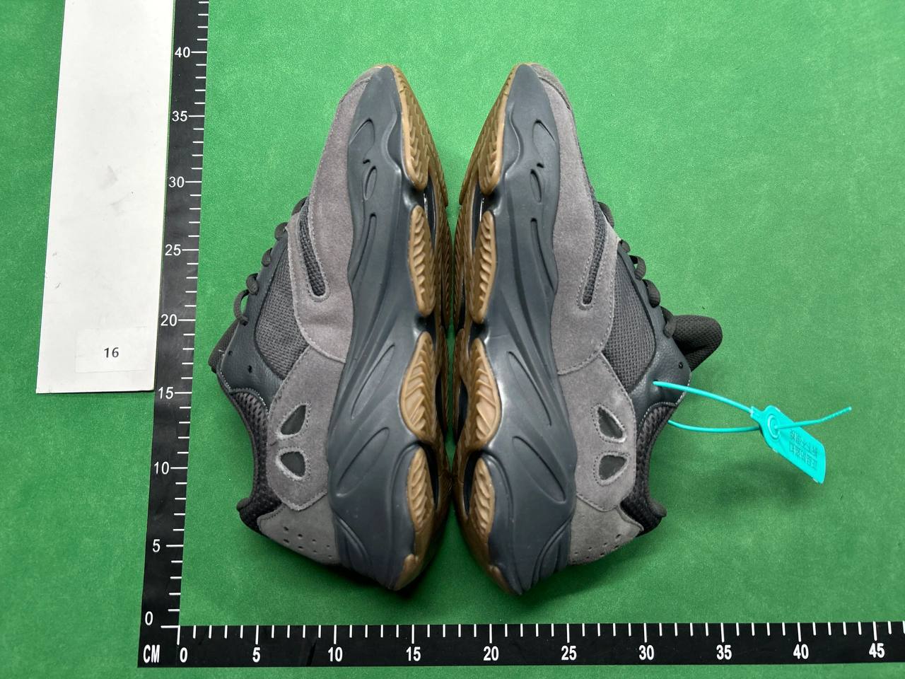 BF  Batch   Adidas yeezy  Boost  700 -1